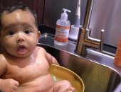 جيسيكا ألبا تنشر صورة لطفلها فى حوض الاستحمام
