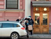 صور.. أمريكيون ينقلون أمتعتهم من السفارة فى بطرسبرج استعداد لمغادرة روسيا