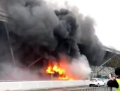 100 رجل إطفاء يخمدون حريقًا هائلًا شب بمستودعين ومصنع بالكويت