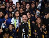 إبراهيموفيتش يحظى باستقبال حافل فى مطار لوس أنجلوس.. فيديو