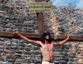 صور.. مسيحيو العالم يواصلون احتفالاتهم بـ"الصلب" فى أسبوع الآلام
