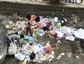 صور.. قارئة تشكو من تراكم القمامة أمام منزلها بمصر الجديدة