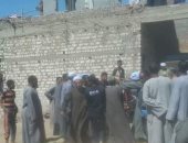 صور.. مصرع عامل وإصابة آخر انهار عليهما حائط أثناء هدم مبنى جمعية بالأقصر