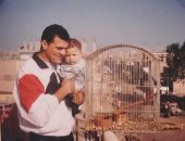 شاهد.. مدرب الزمالك نبيل محمود بصحبة نجله أيام النجومية