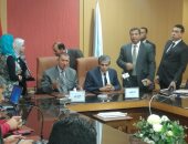 محافظ كفر الشيخ يكرم وزير البيئة ويمنحه درع المحافظة