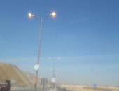 قارئ يرصد أعمدة إنارة مضاءة نهارا بطريق المقطم 