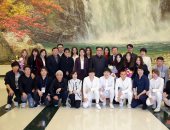 صور.. زعيم كوريا الشمالية يرحب بمطربين من كوريا الجنوبية خلال حفل ببيونج يانج