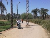 قارئ يشكو من عمود كهرباء وسط الطريق بقرية أولاد مأمن فى سوهاج