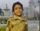 طفل يرتدى زيا عسكريا أمام قصر القبة: مبروك يا سيسى