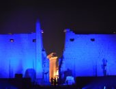 صور.. الأقصر تضىء المعابد الفرعونية باللون الأزرق فى اليوم العالمى للتوحد