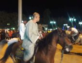 صور.. نائبان بالأقصر يحتفلان بفوز الرئيس السيسى على ظهر الخيول 