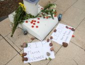 صور.. مواطنو جنوب أفريقيا يضعون الزهور بالشوارع حزنا على وفاة زوجة نيلسون مانديلا