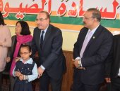 صور.. توزيع 2000 نظارة على تلاميذ المدارس ضعاف البصر ببنى سويف