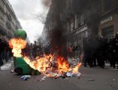 صور.. اشتباكات عنيفة بين الشرطة الفرنسية ومحتجين مشاركين فى الإضرابات