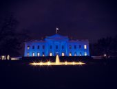 صور.. البيت الأبيض يتزين باللون الأزرق احتفالاً باليوم العالمى للتوحد