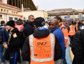 صور.. 20 مليون يورو خسائر يومية لإضراب العاملين فى سكك حديد فرنسا