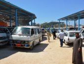 محافظ سوهاج : انتظام العمل بموقف أخميم الجديد بمنطقة الكوم