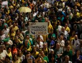 صور.. آلاف البرازيليون يتظاهرون للمطالبة بسجن الرئيس الأسبق "دا سيلفا"