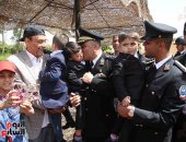 لحظات إنسانية تجمع رجال الشرطة مع الأطفال فى احتفال يوم اليتيم  (صور)