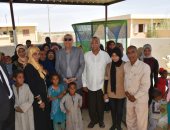 جولة ميدانية لمحافظ أسوان بقرية السماحة المخصصة لللأرامل والمطلقات