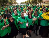 صور.. مئات السيدات ينظمون مسيرة لنعى زوجة مانديلا السابقة وينى ماديكيزيلا