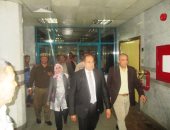 صور.. محافظ سوهاج ينتقل إلى مستشفى الهلال لزيارة المصابين بحادث التصادم