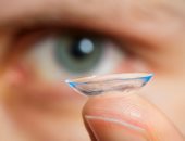 5 أخطاء تؤثر على صحة عينيك.. منها فرك العيون والنوم بالعدسات 