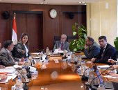 صور.. رئيس الوزراء يستعرض مع وزيرة التخطيط ربط خطة التنمية المستدامة باستراتيجية 2030