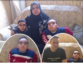 صور.. اختار الصديق قبل الطريق.. أحمد يتخلى عن حلم الالتحاق بكلية الحقوق من أجل صاحب عمره من ذوى الاحتياجات.. الصديق الوفى يحمله على أكتافه يوميا للذهاب لجامعة الزقازيق.. ووالدته: لا يتركه إلا وقت النوم