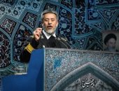 قائد بالجيش الإيرانى يصعد على منبر الجمعة ويلقى خطبة قبل الصلاة