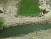 صور.. أهالى المسلة يطالبون بتغطية مجرى مائى وسط المنطقة السكنية