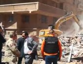 صور.. مدير أمن الإسكندرية يتفقد موقع العقار المنهار بسيدى جابر