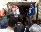 صور.. توزيع أسماك على تجار العريش بحضور مدير التموين