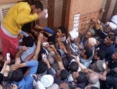صور.. شكوى من تكدس المواطنين أمام مكتب سجل مدنى البلينا بسوهاج