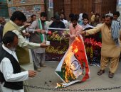 صور.. باكستانيون يحرقون علم الهند خلال احتجاجات ضد قتل مواطنين بكشمير 