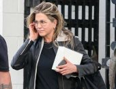 صور.. جينيفر انيستون تحارب الانفصال بالشعر الأصفر