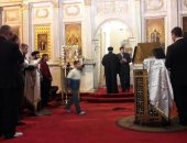 فيديو وصور.. بدء صلاة قداس عيد القيامة بالكنيسة المرقسية بالإسكندرية وسط تشديدات أمنية