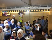 طلاب من سوريا ونيجيريا يزورون جناح الأزهر بمعرض الإسكندرية للكتاب