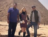 صور.. هانى سلامة فى الأهرامات بسبب "فوق السحاب"