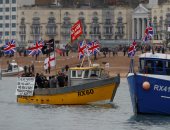 صور.. عشرات المواطنين يتظاهرون بقوارب الصيد فى بريطانيا ضد بريكست
