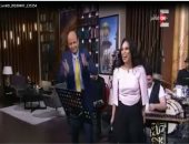  عمرو أديب يتفاعل مع المطربة مروة ناجى ويغنى "الدنيا ربيع" على الهواء
