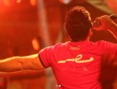 تامر حسنى ينشر صورة من كواليس كليب أغنية كأس العالم الرسمية