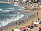 صور.. إقبال كبير على شواطئ الإسكندرية لقضاء شم النسيم