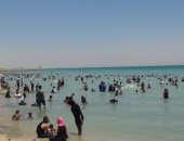 صور.. حدائق وشواطئ السويس تستقبل آلاف المواطنين فى شم النسيم