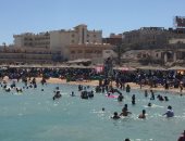 صور.. توافد الآلاف على شواطئ البحر الأحمر لقضاء شم النسيم