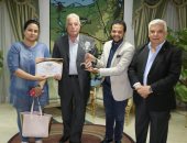 إدارة مهرجان شرم الشيخ الدولى للمسرح الشبابى تكرم محافظ جنوب سيناء