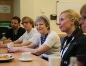 صور.. تيريزا ماى تزور مستشفى فى كامبريدج بعد تقديم تمويل لعلاج سرطان البروستاتا