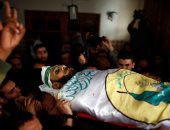صور.. فلسطينيون يشيعون جثمان شهيد حركة حماس فى غارة جوية إسرائيلية