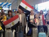 رفع أعلام مصر وصور السيسى بمطار موسكو بعد هبوط أول طائرة مصرية