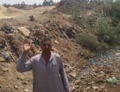 صور.. أهالى الجمهود ببنى سويف: تراكم القمامة بالترعة يعيق وصول المياه لأراضينا